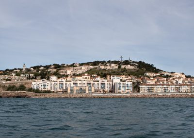 La ville de Sète vue de la mer méditerrannée