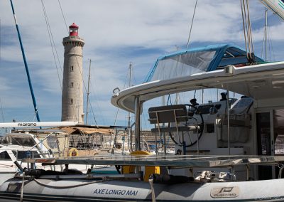 Barre du catamaran Longo Maï, avec vue sur le phare de Sète