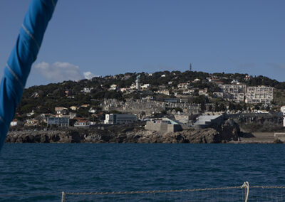 Arrivée de croisière en direction du port de Sète avec le catamaran Longo Maï