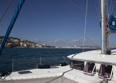 Arrivée de croisière en direction du port de Sète avec le catamaran Longo Maï