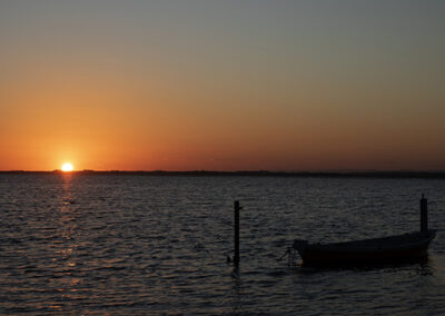 Coucher de soleil sur l'Étang de Thau vu du catamaran Longo Maï